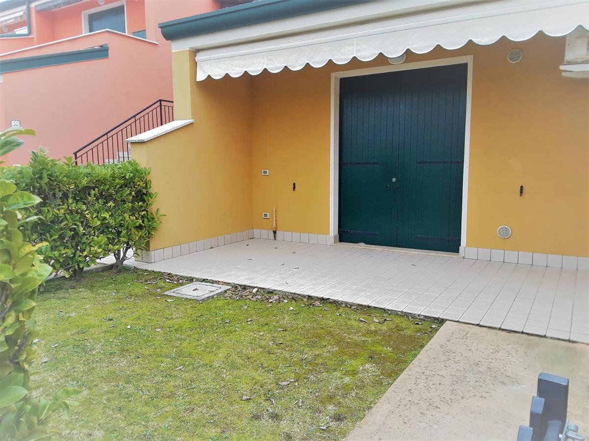 Iris 20 In Posizione Strategica, Indipendente, All'Interno Del Villaggio Dei Fiori Caorle Luaran gambar